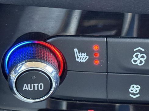 Used 2023 Buick Enclave Essence image 17