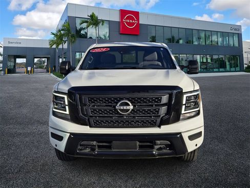 Used 2024 Nissan Titan SV w/ SV Convenience Package image 3