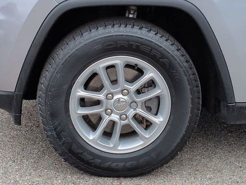 Used 2019 Jeep Grand Cherokee Laredo w/ Security & Convenience Group AWD/4WD image 10