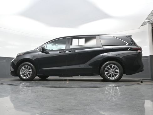 Used 2025 Toyota Sienna LE FWD image 30