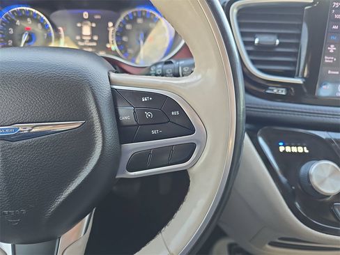 Used 2020 Chrysler Pacifica Limited image 19