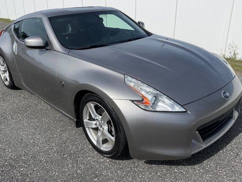 Used 2011 Nissan 370Z Coupe RWD image 3