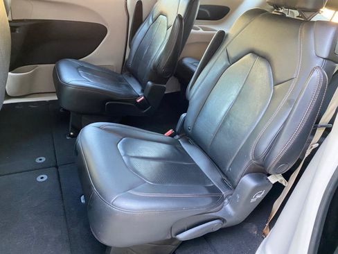 Used 2020 Chrysler Pacifica Touring-L FWD image 40