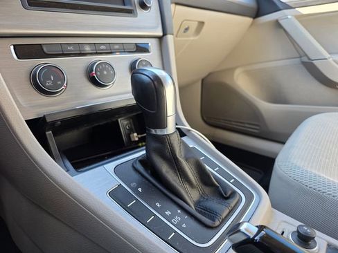 Used 2016 Volkswagen Golf Limited Edition image 24