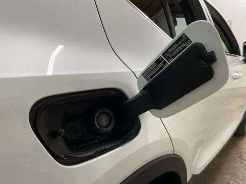 Used 2025 Volvo XC40 B5 Plus image 95