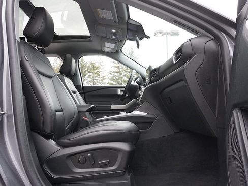 Used 2022 Ford Explorer XLT w/ Equipment Group 202A image 36