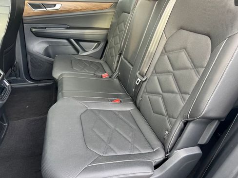 Used 2025 Volkswagen Atlas SE image 12