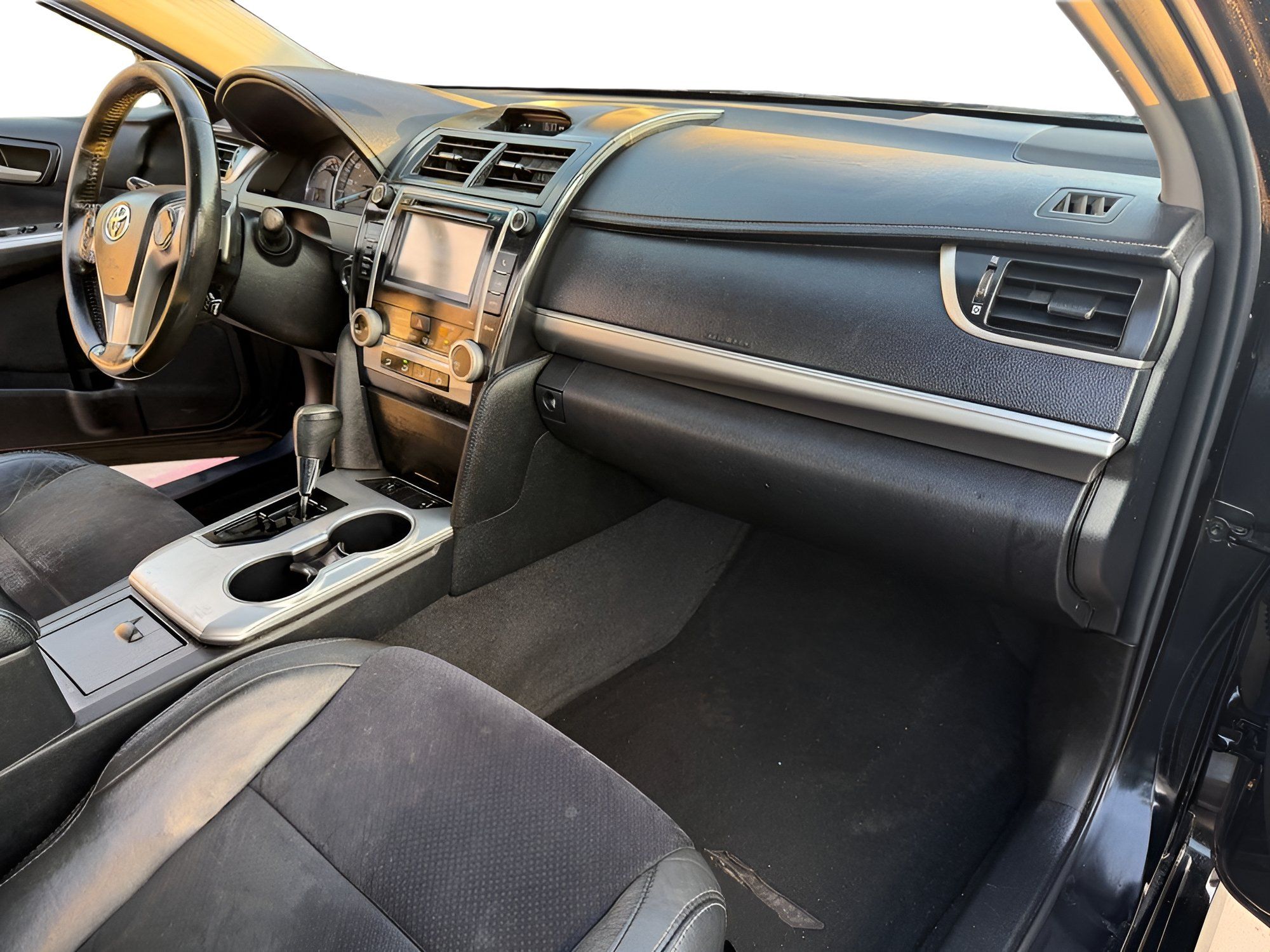 Used 2012 Toyota Camry SE w/ Leather Pkg FWD image 12