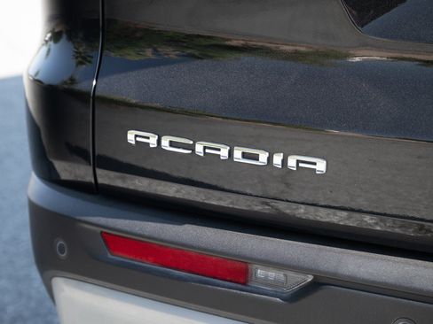 Used 2025 GMC Acadia Elevation image 31