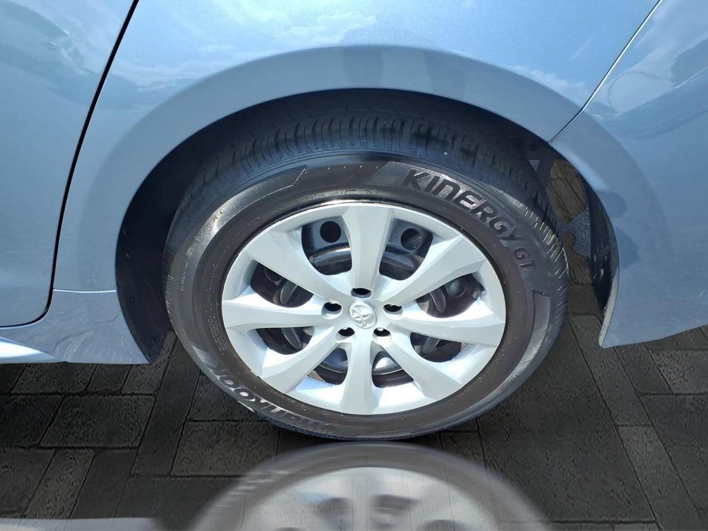 Used 2025 Toyota Corolla LE FWD image 11