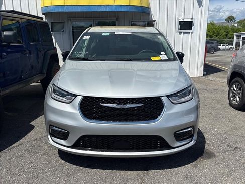 Used 2024 Chrysler Pacifica Limited image 4