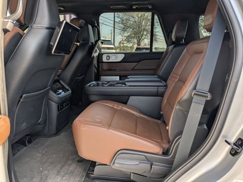 Used 2022 Lincoln Navigator Reserve image 21