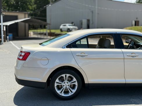Used 2018 Ford Taurus SE FWD image 9