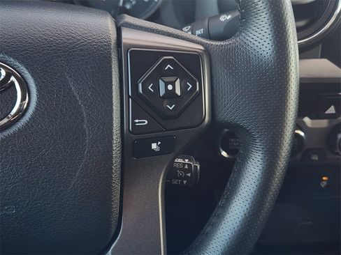 Used 2017 Toyota Tacoma TRD Sport image 28