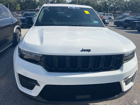 Used 2024 Jeep Grand Cherokee Altitude AWD/4WD image 7