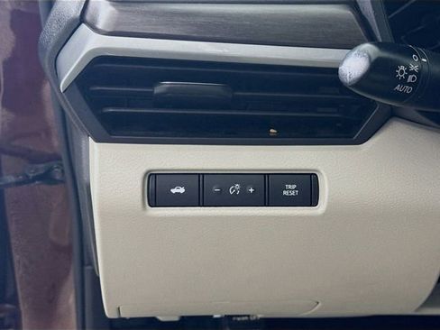 Used 2024 Nissan Altima 2.5 SV image 9