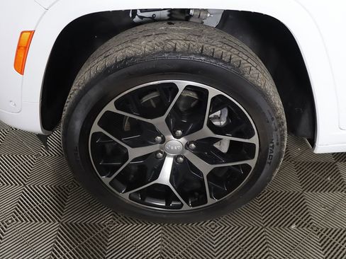 Used 2023 Jeep Grand Cherokee Summit AWD/4WD image 22