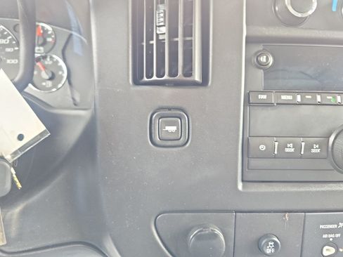 Used 2015 Chevrolet Express 2500 RWD image 24