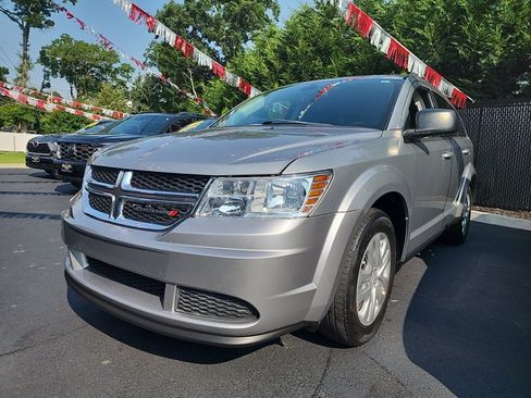 Used 2020 Dodge Journey SE FWD image 1