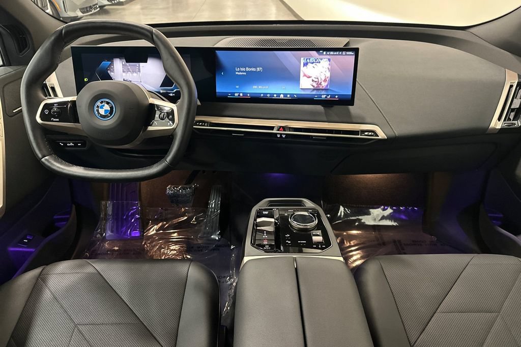 Used 2024 BMW iX xDrive50 w/ Sport Package AWD/4WD image 15