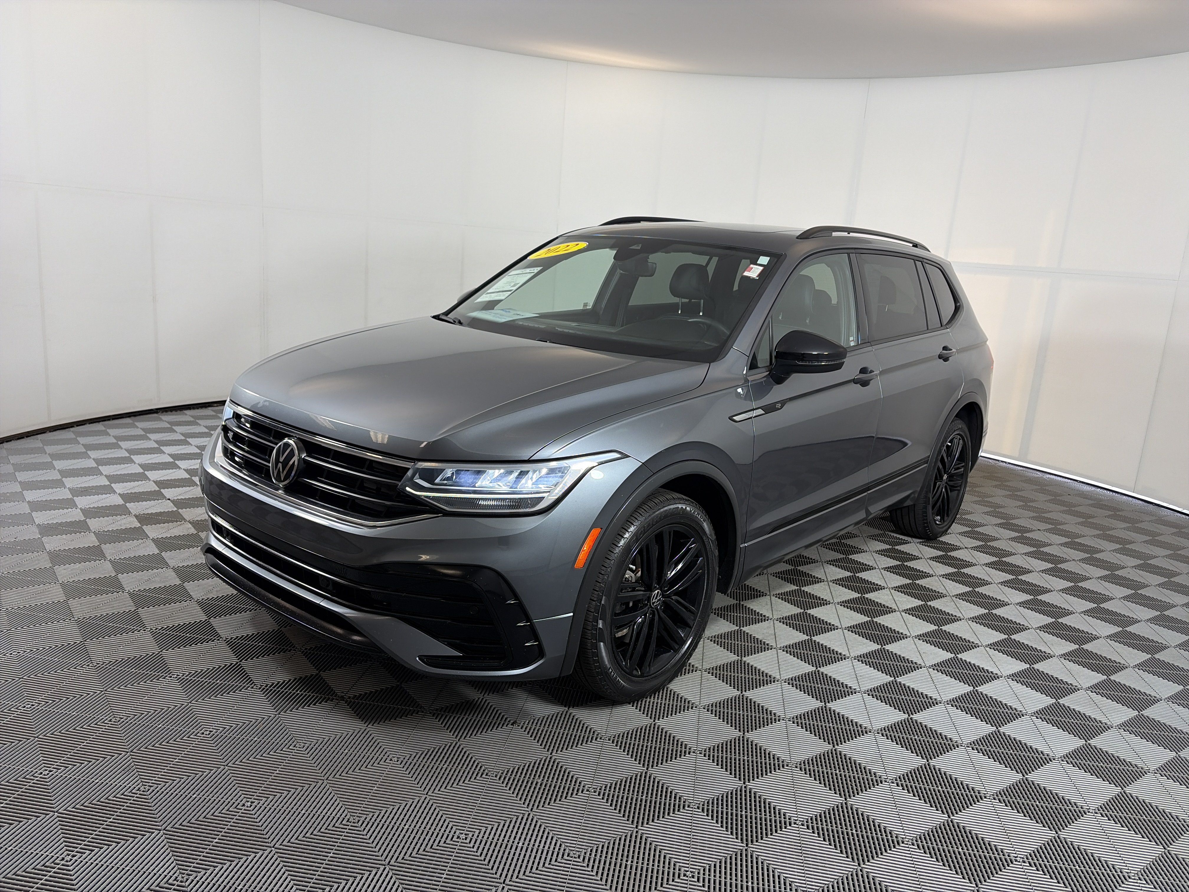 Used 2022 Volkswagen Tiguan SE R-Line FWD image 2