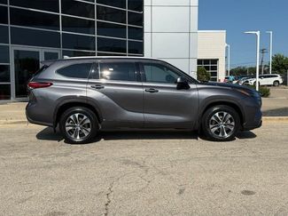 Used 2022 Toyota Highlander XLE FWD video 2