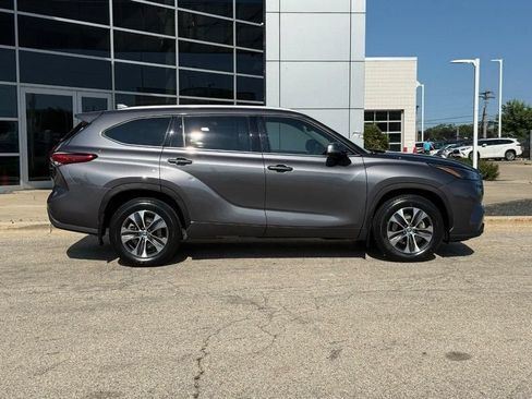 Used 2022 Toyota Highlander XLE FWD image 2
