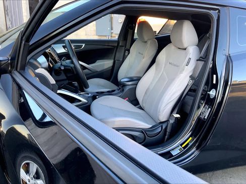 Used 2013 Hyundai Veloster w/Gray Int image 8