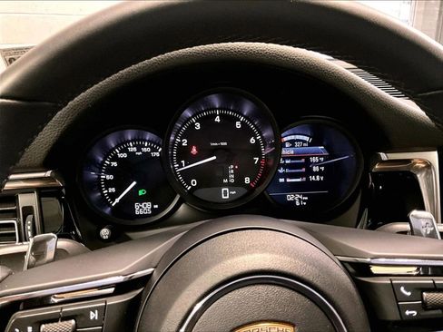 Used 2025 Porsche Macan image 25