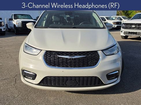 Used 2021 Chrysler Pacifica Touring-L w/ Uconnect Theater Family Group image 7