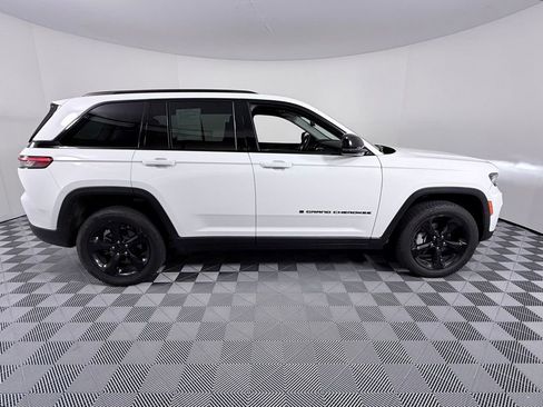 Used 2023 Jeep Grand Cherokee Limited w/ Black Appearance Package image 8