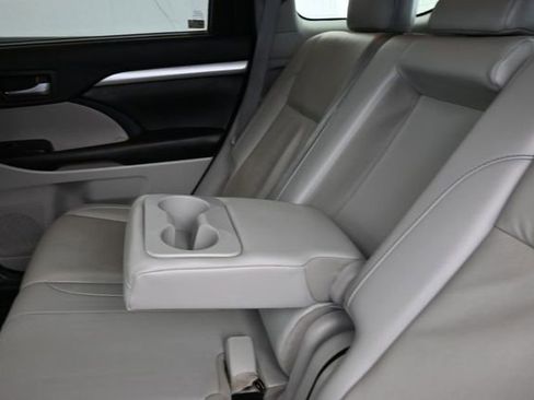 Used 2019 Toyota Highlander XLE FWD image 29