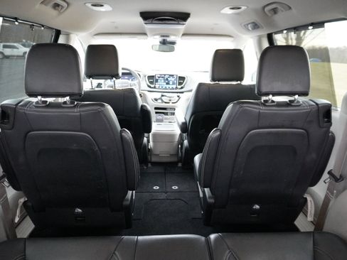 Used 2022 Chrysler Pacifica Touring-L image 23