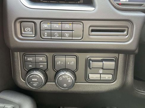 Used 2024 Chevrolet Tahoe Z71 w/ Luxury Package image 10