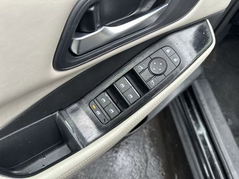 Used 2025 Nissan Rogue SV AWD/4WD image 17