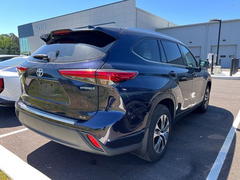Used 2020 Toyota Highlander XLE AWD/4WD image 5
