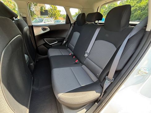 Used 2025 Kia Soul LX w/ LX Technology Package FWD image 32