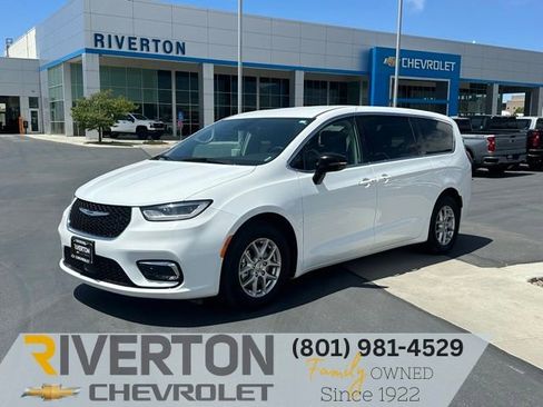 Used 2024 Chrysler Pacifica Touring-L FWD image 1