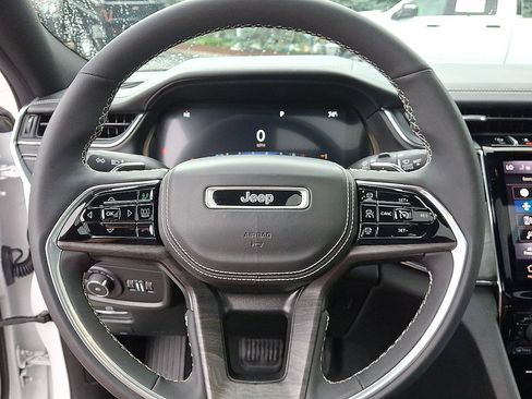 Certified 2024 Jeep Grand Cherokee Overland AWD/4WD image 16