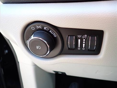 Used 2024 Chrysler Pacifica Touring-L FWD image 19
