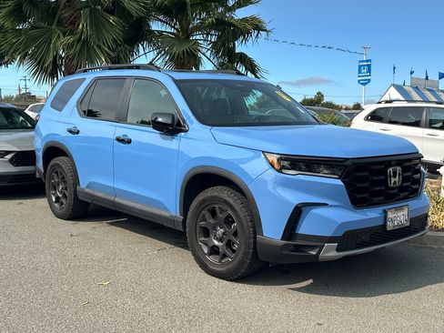 Used 2024 Honda Pilot TrailSport image 2