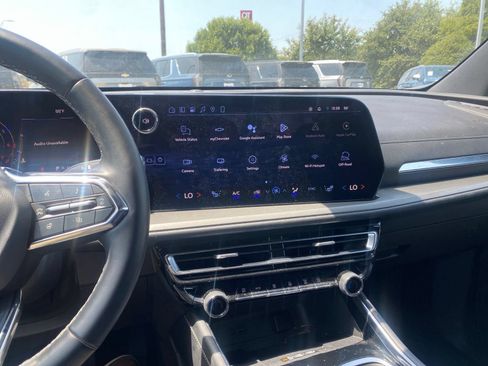 Used 2025 Chevrolet Traverse LT w/ Midnight/Sport Edition FWD image 7