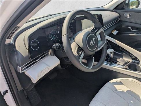 New 2025 Hyundai Elantra Limited FWD image 3