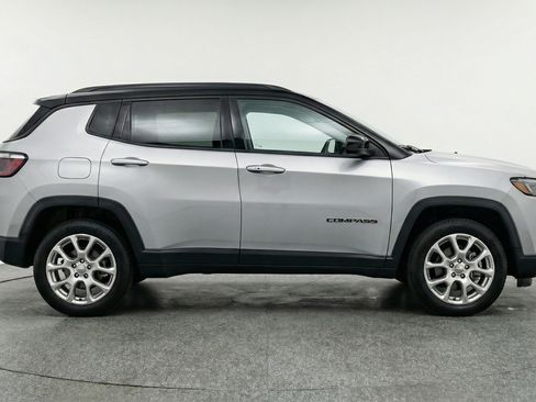 Used 2025 Jeep Compass Limited image 11