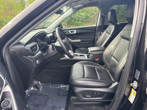 Used 2022 Ford Explorer XLT w/ Equipment Group 202A image 5
