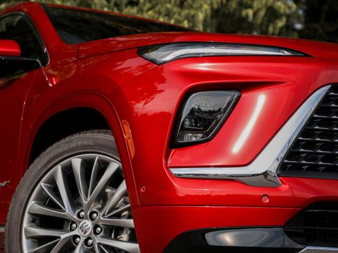 New 2025 Buick Enclave Avenir w/ Super Cruise Package image 3