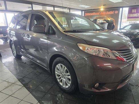 Used 2011 Toyota Sienna XLE image 3