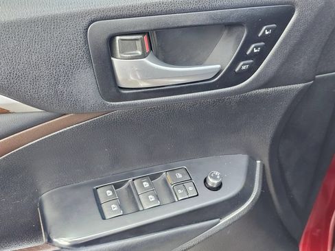 Used 2015 Toyota Highlander Limited AWD/4WD image 25