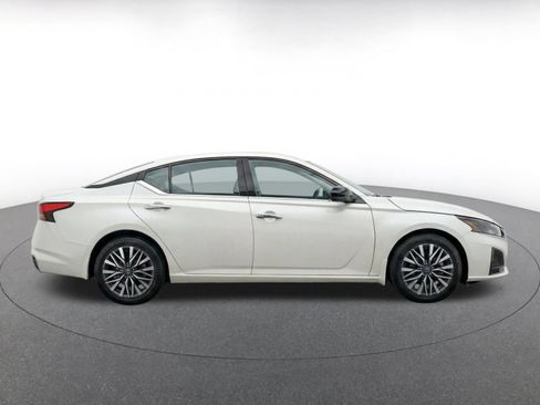 Used 2025 Nissan Altima 2.5 SV FWD image 10