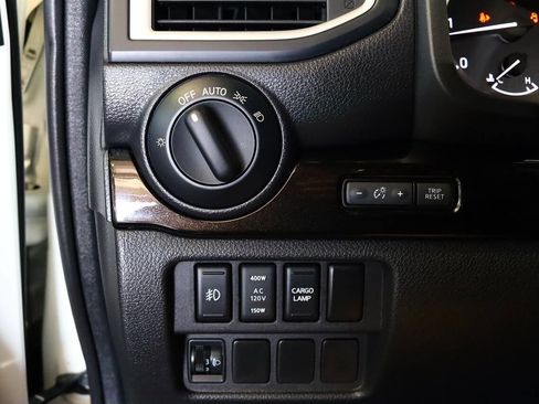 Used 2018 Nissan Titan SV w/ SV Convenience Package AWD/4WD image 21